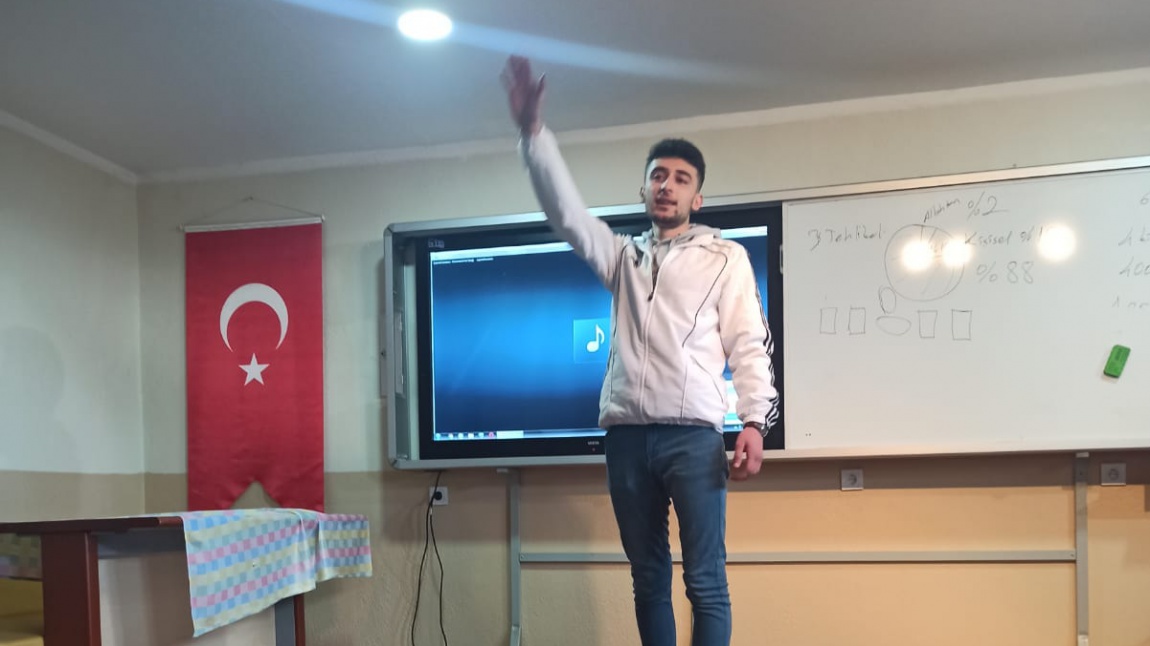 Öğrencimiz Mustafa KARTALMIŞ Mehmet Akif Ersoy şiirleri okuma yarışmasında birincilik elde etti.